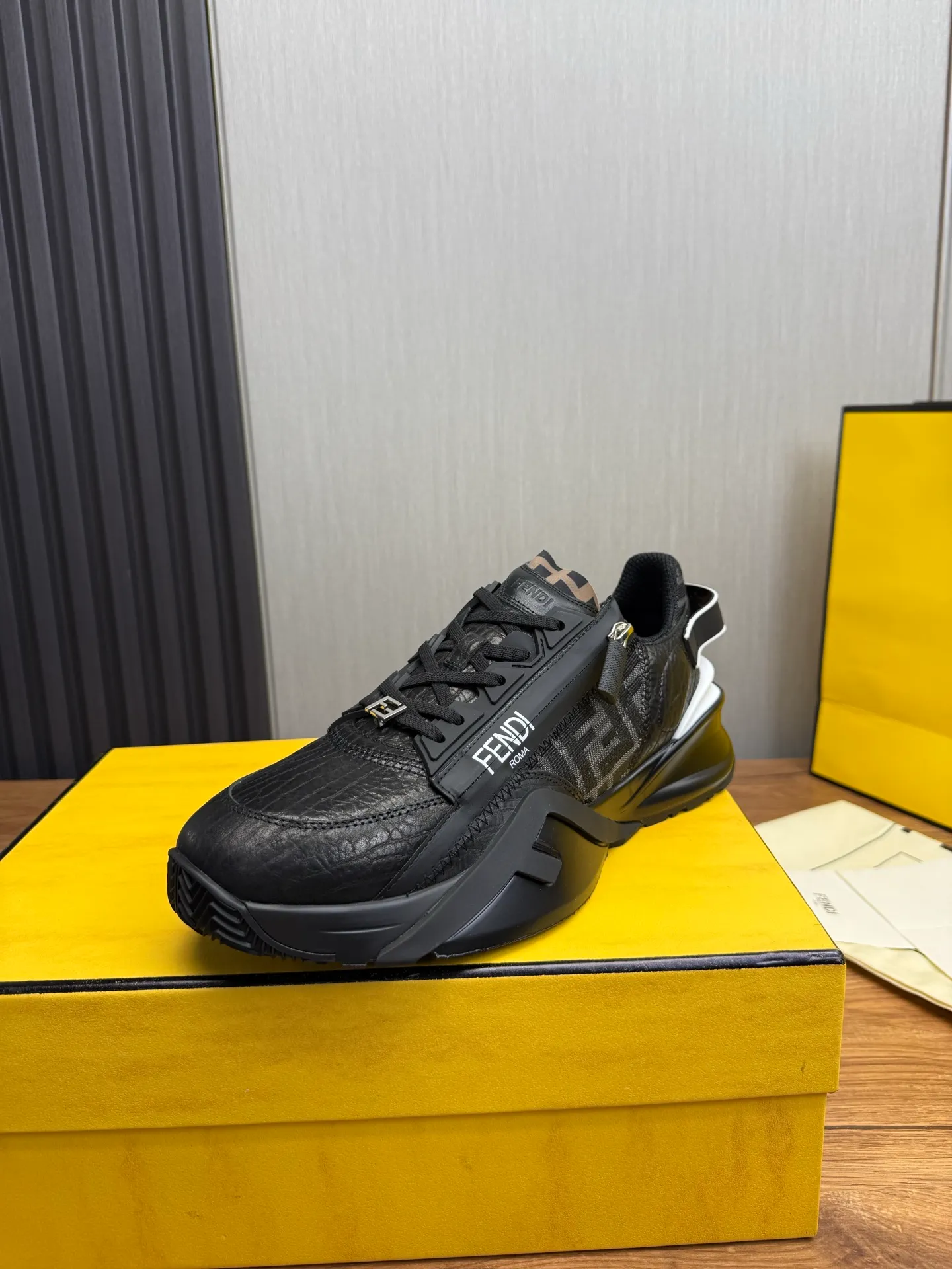 Men's men's shoes 💰620💰 Fendi [Fendi] hot style is on the market 🔥Fashionable casual men's shoes 🔱 Made of original brand fly-knit fabric. Original cowhide + breathable mesh lining + sheepskin feet, perfect shape, top quality, you deserve it 🔜Original rubber outsole, ultra-light, non-slip and wear-resistant 👣 Standard size 38-44
